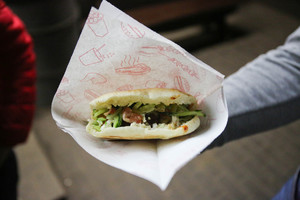 32-ejų metų vyras iš 15-metės Kelmės gyventojos bandė pagrobti kebabą