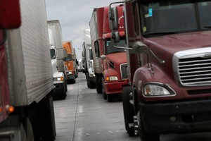 Meksikoje avariją patyrusiame sunkvežimyje rasta 110 dūstančių migrantų