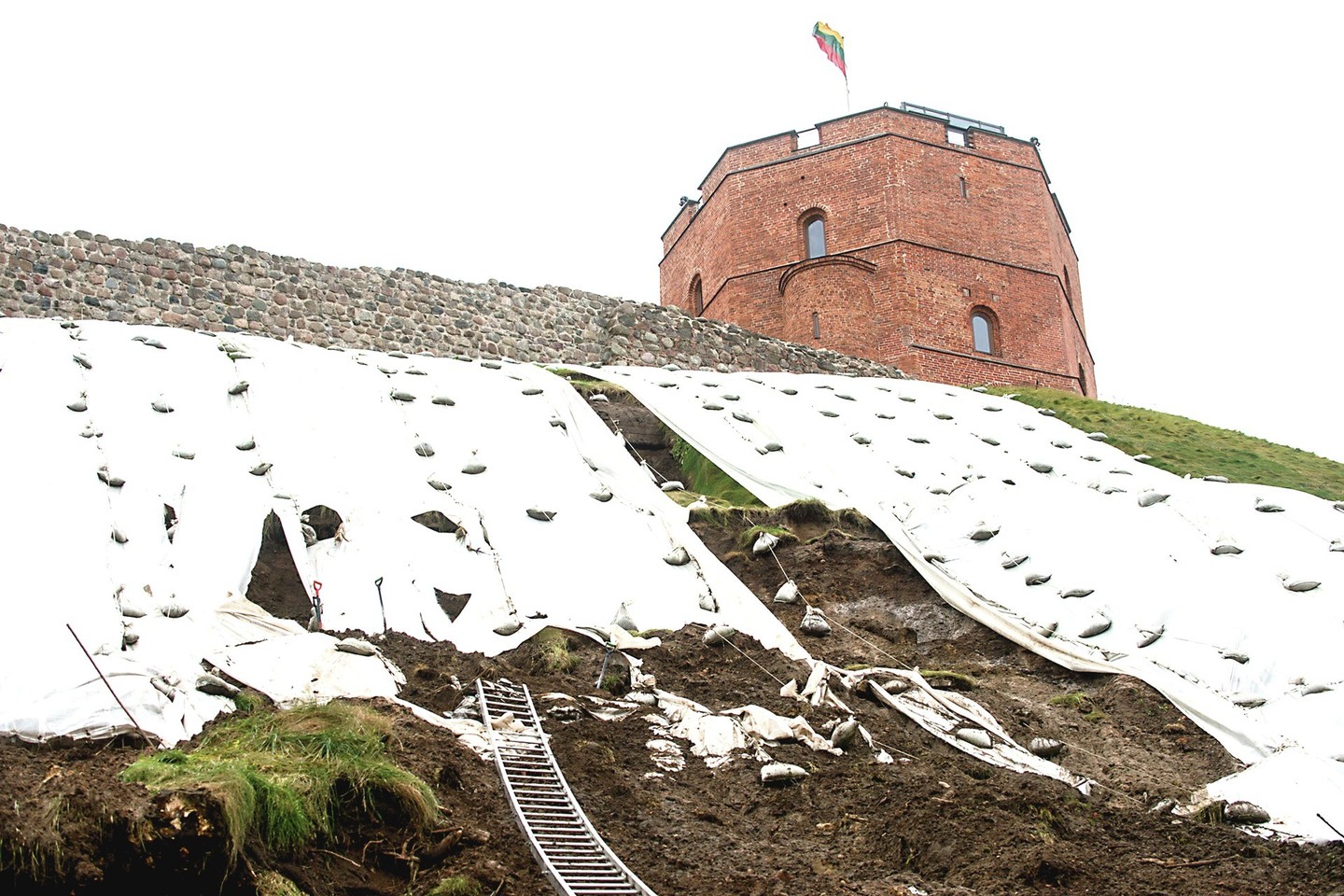 Po nuošliaužų dalis Gedimino kalno šlaitų buvo uždengta specialia plėvele.