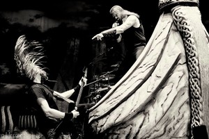 Atvykę į Vilnių „Amon Amarth“ rokeriai neatsispyrė gražuolei miesto eglei