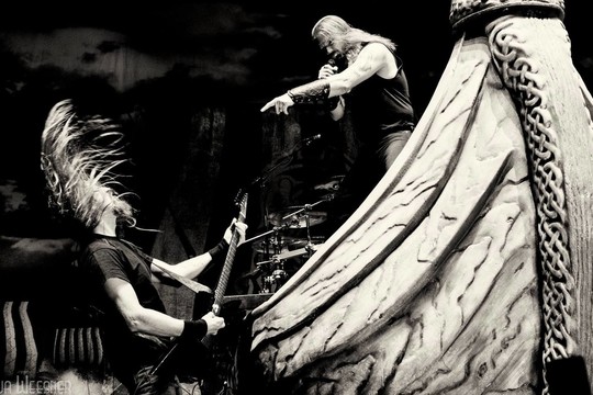 Atvykę į Vilnių „Amon Amarth“ rokeriai neatsispyrė gražuolei miesto eglei