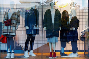 Manekenais apsimetę vagys apiplėšė drabužių parduotuvę