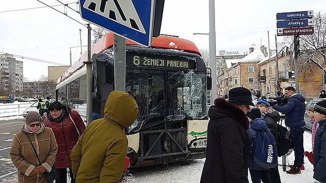 Vilniuje stulpą nuvertęs troleibusas sukėlė sumaištį kelyje