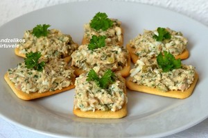 Paprasta, skani ir lengvai pagaminama užkandėlė su tunu ir sūriu