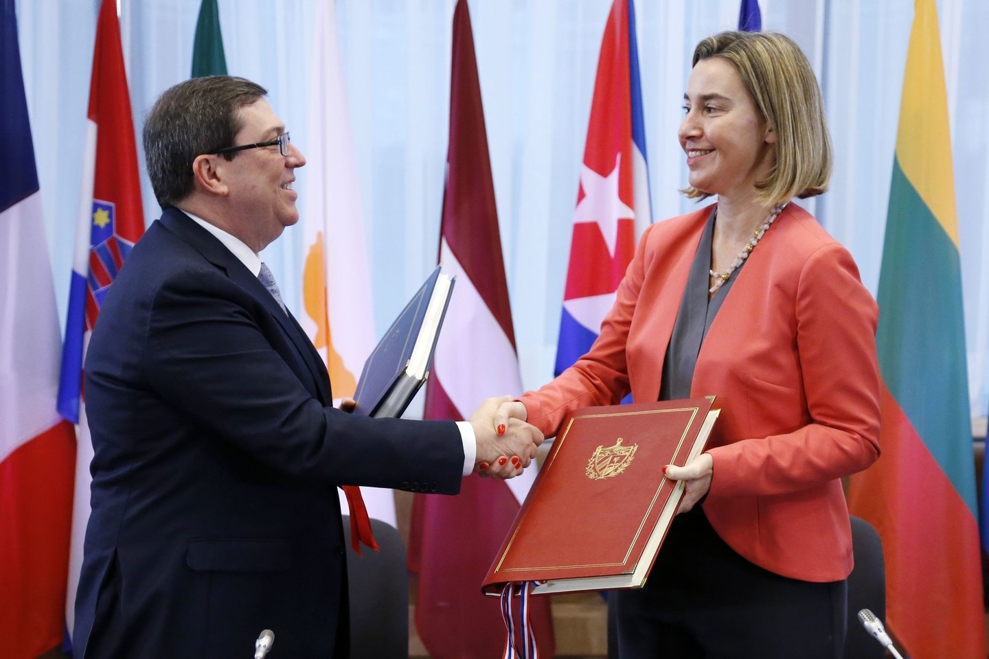 Susitarimą pasirašė Kubos užsienio reikalų ministras Brunas Rodrigesas Parilja, ES vyriausioji užsienio reikalų įgaliotinė Federika Mogerini