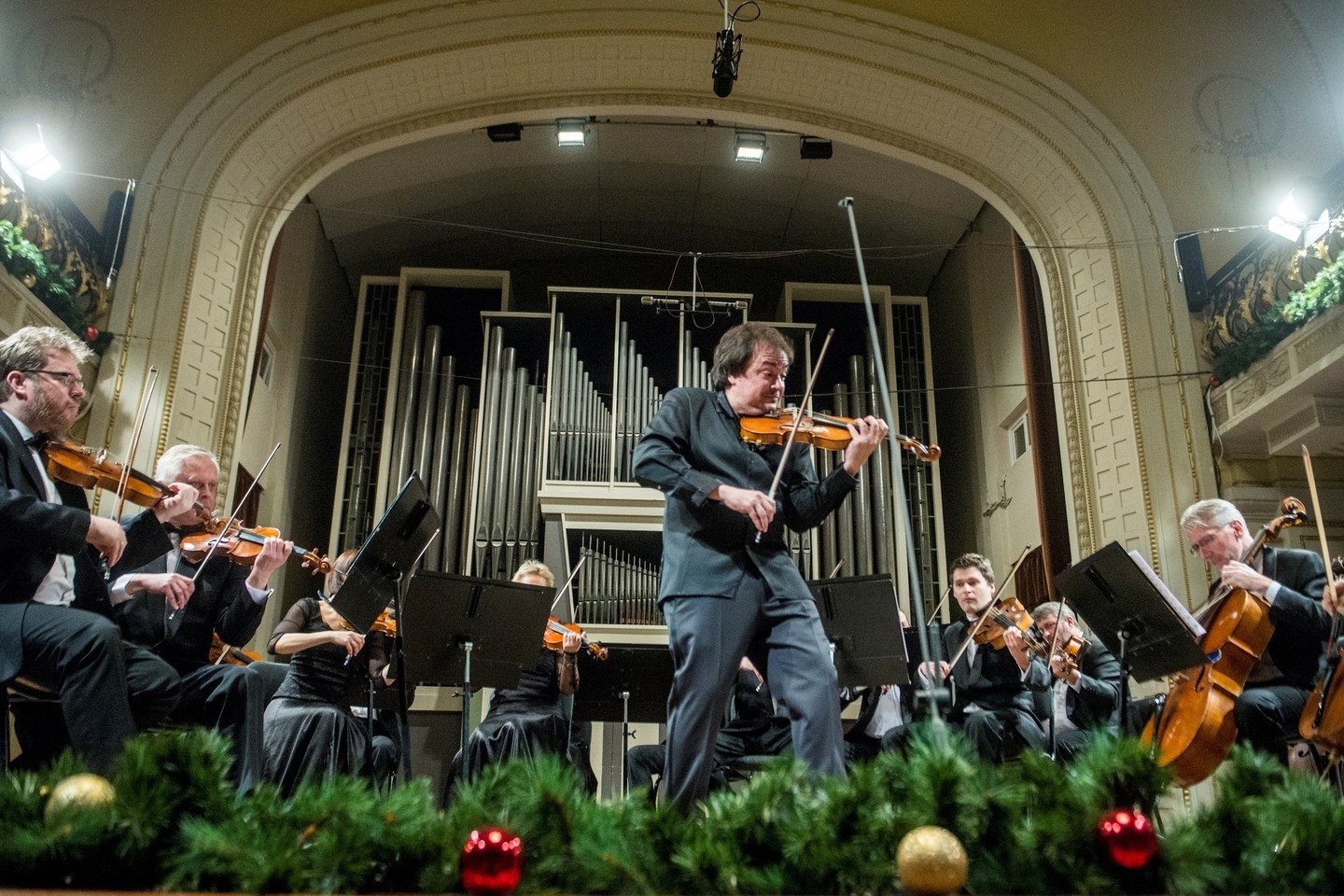 Lietuvos kamerinis orkestras muzikines Kalėdas scenoje švęs su maestro S.Krylovu.
