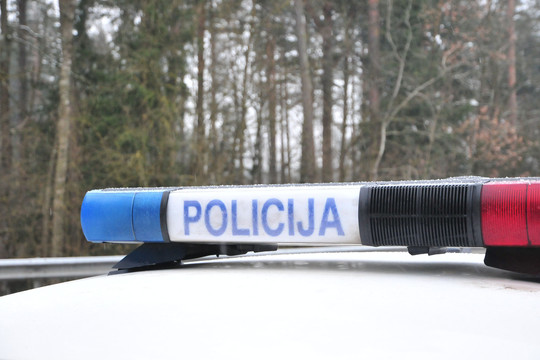 Vilkikas Kaune atsitrenkė į kelio atitvarus, vairuotojas išvežtas į ligoninę