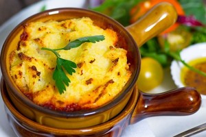 Mėsos užkepėlė po kalafiorų patalu: šauni idėja, jei laukiate svečių