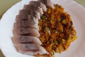 Šeimos pamėgtai silkei išskirtinio skonio suteikia džiovinti pomidorai