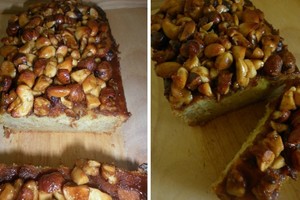 Nuostabus keksas su karamele ir riešutais ant stalo neužsigulės