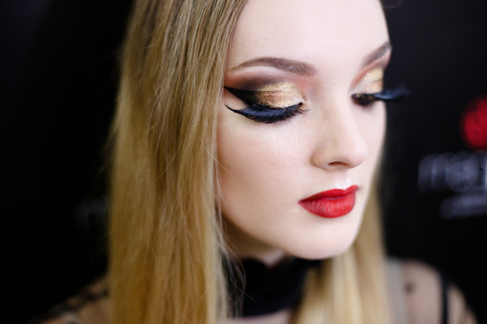 Blizgučiai ir raudona – štai kuo moterys gundys per šventes