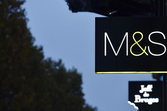 „Marks & Spencer“ pirmininkas Robertas Swannellas atsistatydina