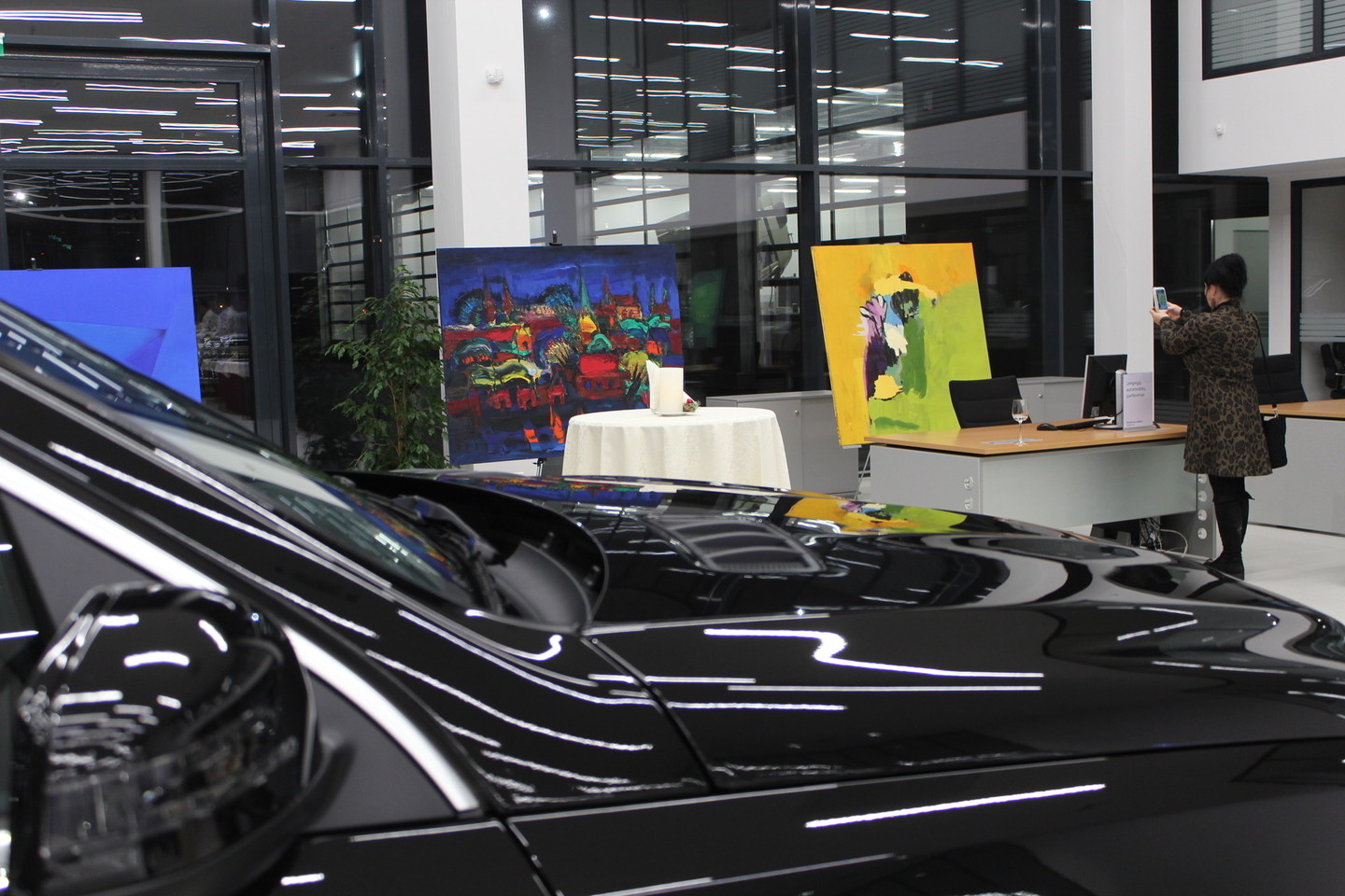 Puiki kaimynystė – puikūs automobiliai ir meno kūriniai.
