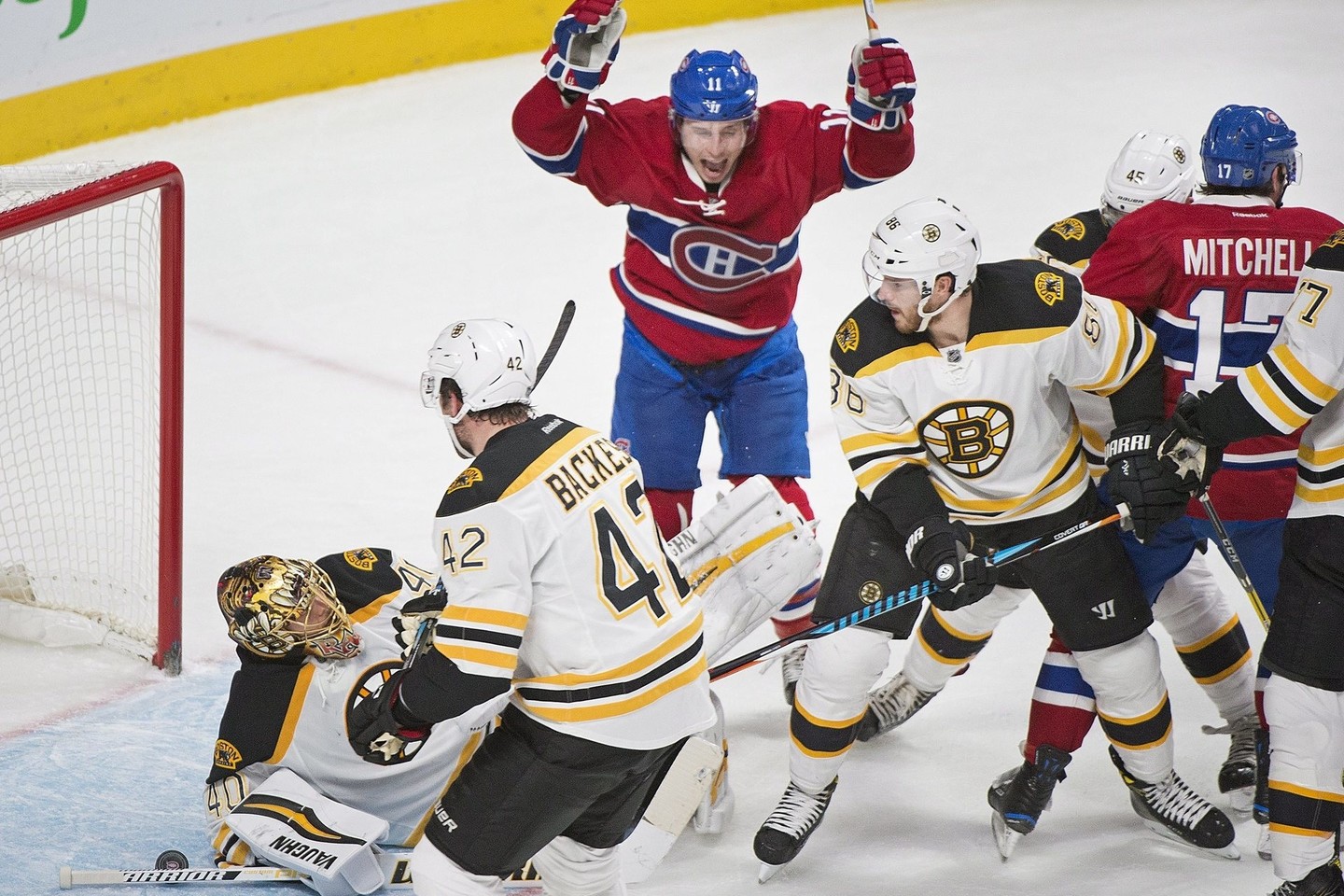 „Montreal Canadiens“ po pratęsimo 1:2 pralaimėjo „Boston Bruins“ klubui.<br>AP nuotr.