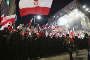 Lenkijoje dešimtys tūkstančių žmonių protestavo prieš demokratijos suvaržymus