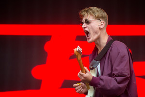 „ba.“ lyderis spjovė į M.A.M.A. apdovanojimus – sudegino nominanto diplomą