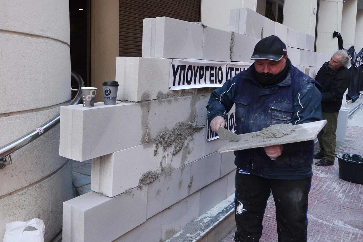 Protestuotojai Graikijoje užmūrijo įėjimą į Sveikatos ministeriją