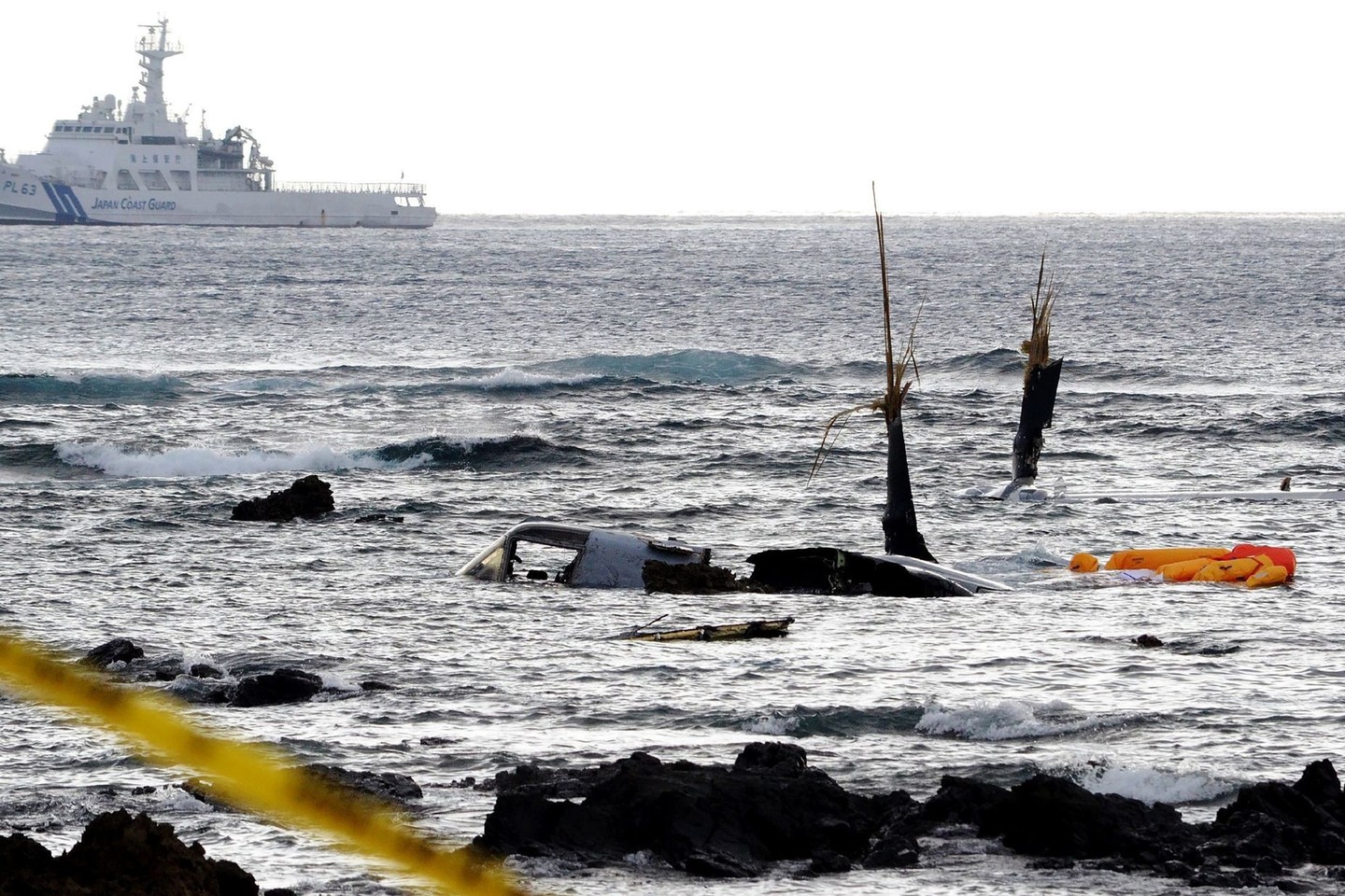 Orlaivis „nusileido ant seklumos“ šalia Okinavos netoli JAV Jūrų pėstininkų Schwabo bazės.<br>AFP/Scanpix nuotr.