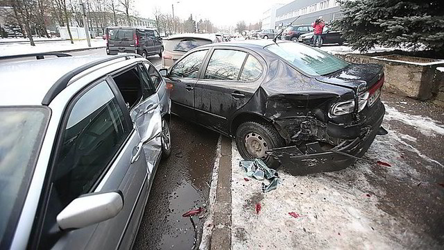 Kaune susidūrė trys automobiliai, sužeisti du žmonės