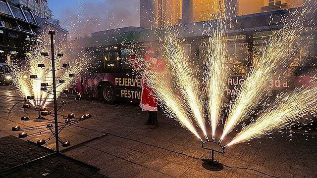 Vilniaus centre įžiebta ugninė Kalėdų eglė privertė stabtelėti praeivius