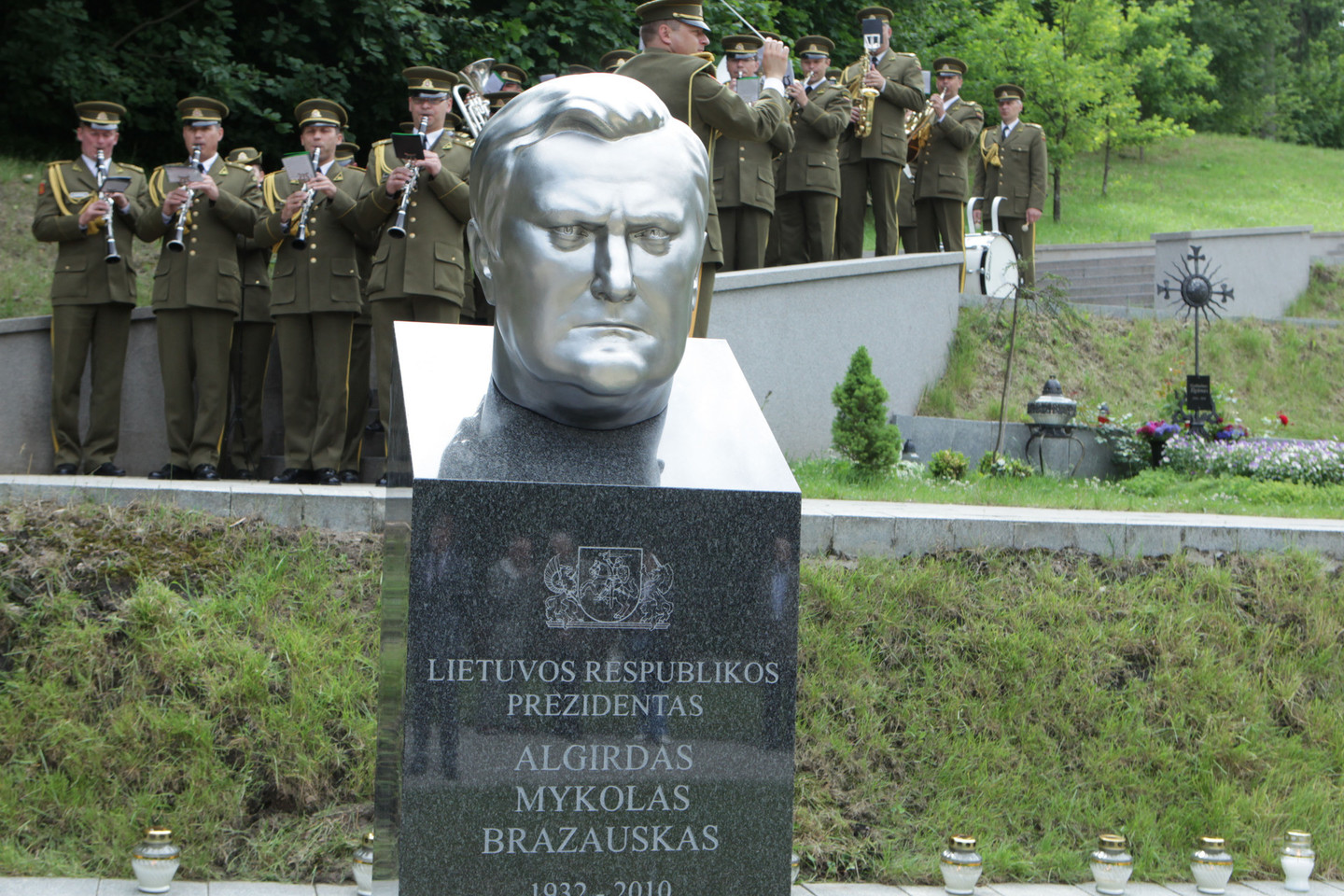 Paminklas ant A.Brazausko kapo buvo atidengtas jo mirties metinių proga 2011 metų birželio 26 dieną.