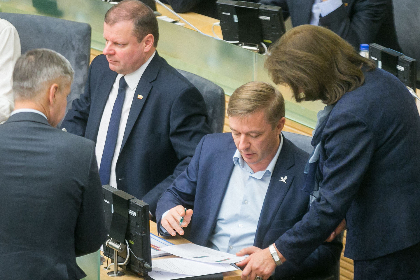 S.Skvernelis (kairėje) – prieš lengvatą šildymui, R.Karbauskas dar linkęs palaukti.