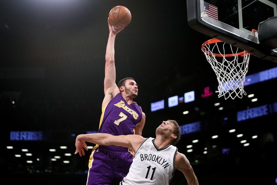 Metų dėjimas? NBA lygoje – monstriškas krepšininko šuolis per varžovą