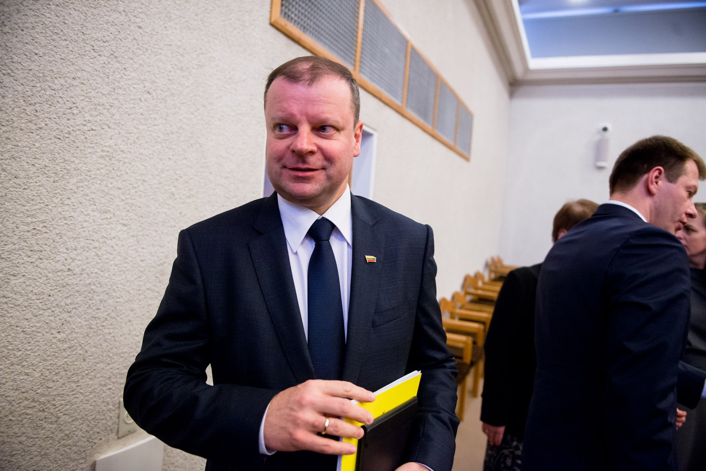 „Tiems, kam tikrai reikia lengvatos, kurių pajamos mažos, savivaldybėse yra sukauptos lėšos kompensacijoms. Kompensavimo mechanizmas tikrai yra“, – kalbėjo premjeras.