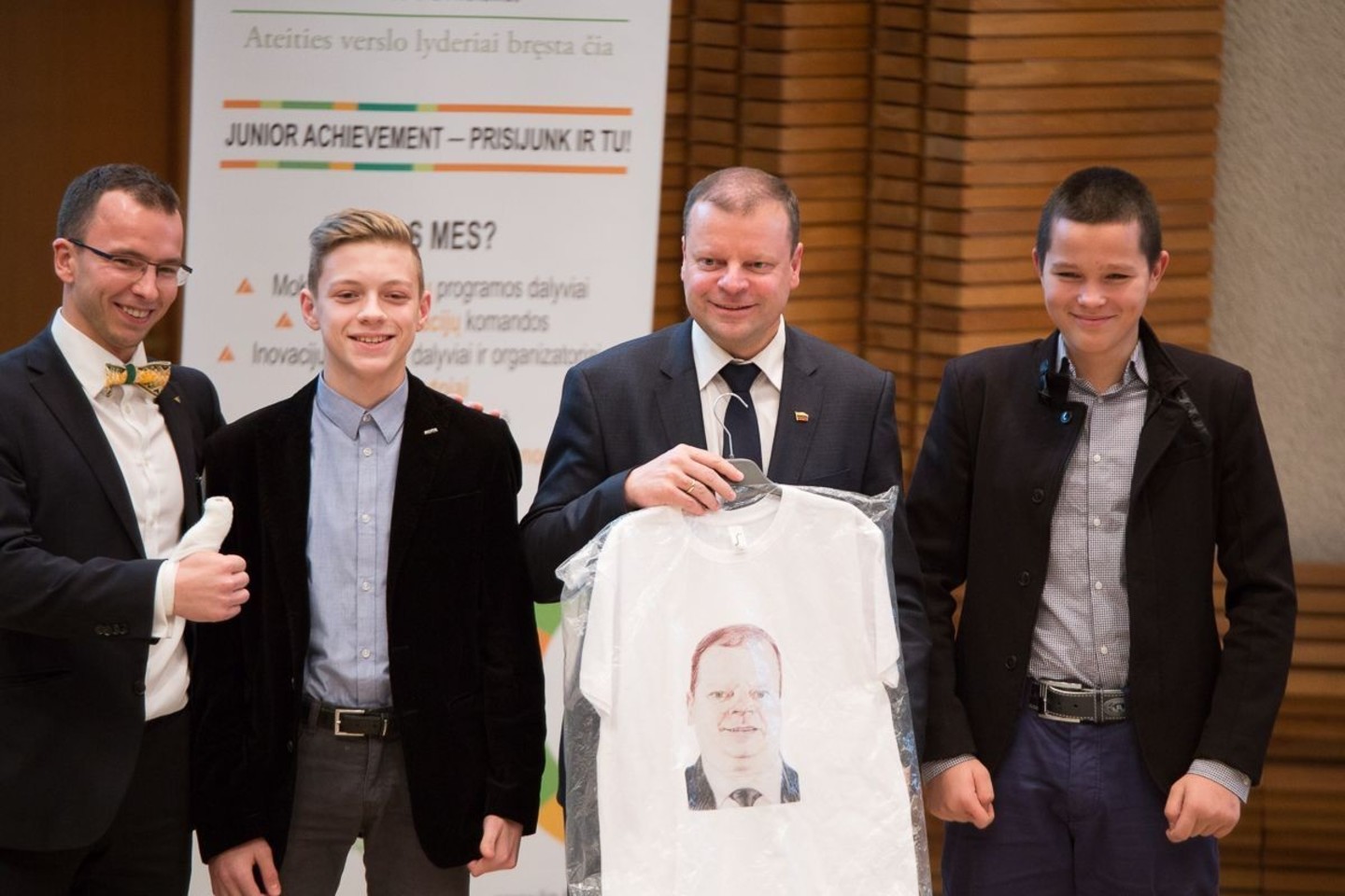 S.Skvernelis penktadienį pasveikino nacionalinės „Lietuvos Junior Achievement“ mokomųjų mokinių bendrovių kalėdinės mugės, surengtos Vyriausybės rūmuose, dalyvius ir jų mokytojus.