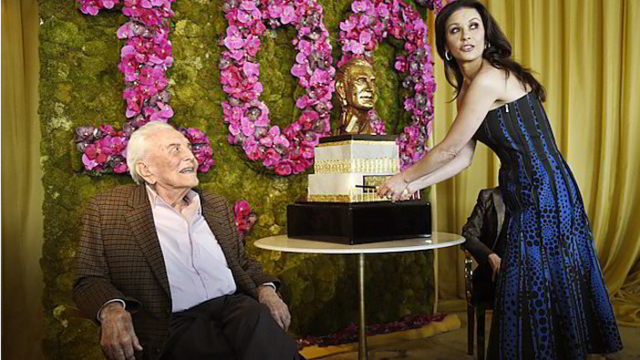 Holivudo legenda Kirkas Douglasas atšventė 100-ąjį gimtadienį