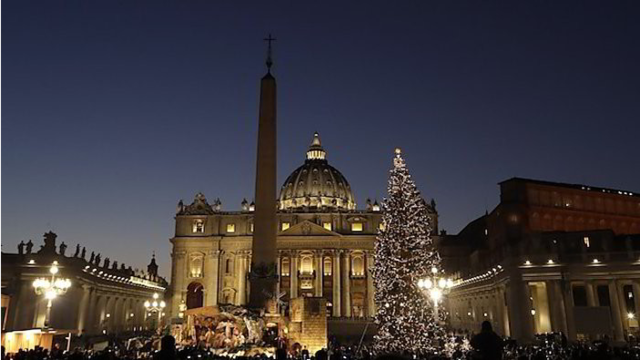 Vatikane Kalėdų eglę įžiebė neįgalus vaikinas