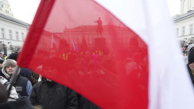 Nerami naktis Varšuvoje: šimtai protestuotojų blokavo parlamento išėjimus