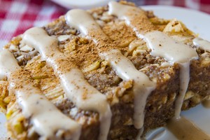 Nekeptas kalėdinis obuolių ir riešutų pyragas – kad namai pakviptų šventėmis