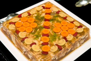 Kalėdos tada ir dabar: nuo šaltienos torto iki lašišos karpačo