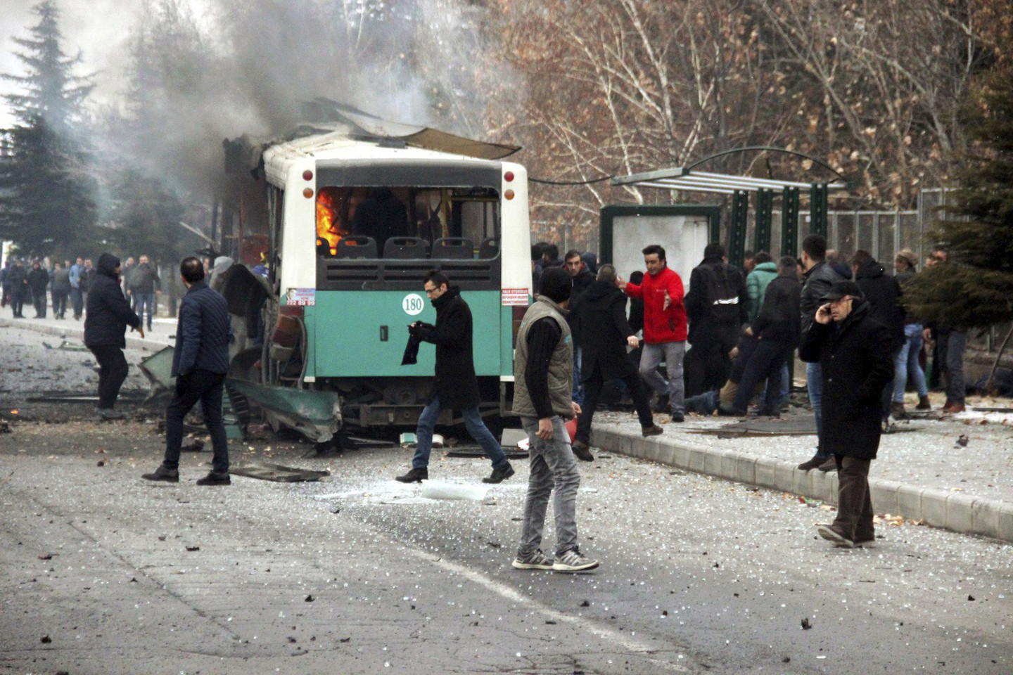 Keli žmonės žuvo, daugiau asmenų buvo sužeisti per sprogimą, įvykusį šalia autobuso centriniame Turkijos Kaiserio mieste.