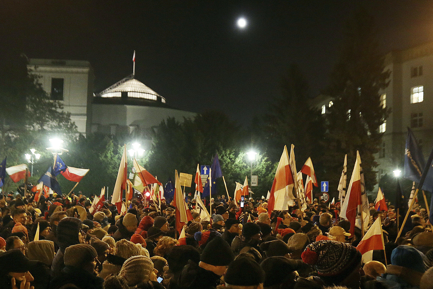 Tūkstančiai protestuotojų blokavo Lenkijos parlamentą Varšuvoje.