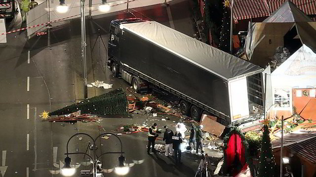 Berlyne į Kalėdinę mugę įvažiavo sunkvežimis, žuvo 12 žmonių