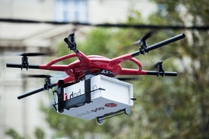 Bandymai davė vaisių: bepilotės skraidyklės jau pristato siuntas