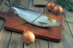 Profesionalas pamokė, kaip per kelias minutes išdarinėti silkę