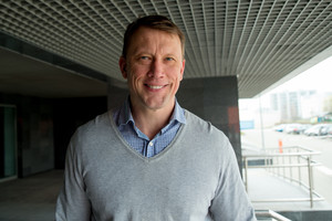 Sutuoktinę neištikimybe kaltinęs Alvydas Duonėla sūpuoja nesantuokinį vaiką