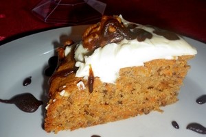 Drėgnas ir aromatingas morkų pyragas su riešutais