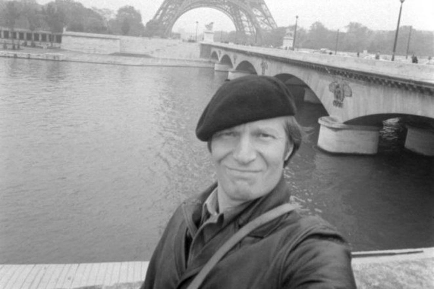 J.Budraičio autoportretas Eifelio bokšto fone.