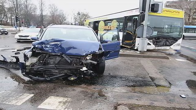 Vilniuje susidūrė automobilis ir autobusas – sužeista moteris
