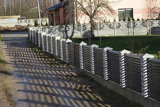 Skardinės tvoros – šiuolaikiškas ir praktiškas pasirinkimas