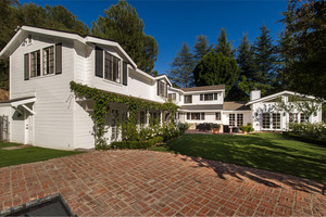 Besiruošianti vestuvėms žinoma pora įsigijo naują namą