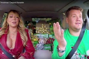 Internetą sprogdina garsiausių muzikos žvaigždžių bendra kalėdinė daina