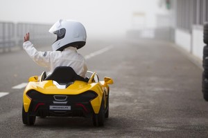 „McLaren“ pristatė svajonių dovaną, kurios norėtų kiekvienas vaikas