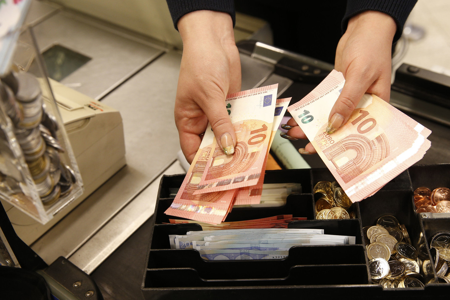 Teigiama, kad mažesnis PVM tarifas neturės didelės įtakos daugumai prekių ir paslaugų kainų. Realiai atpigtų tik prabangos prekės.
