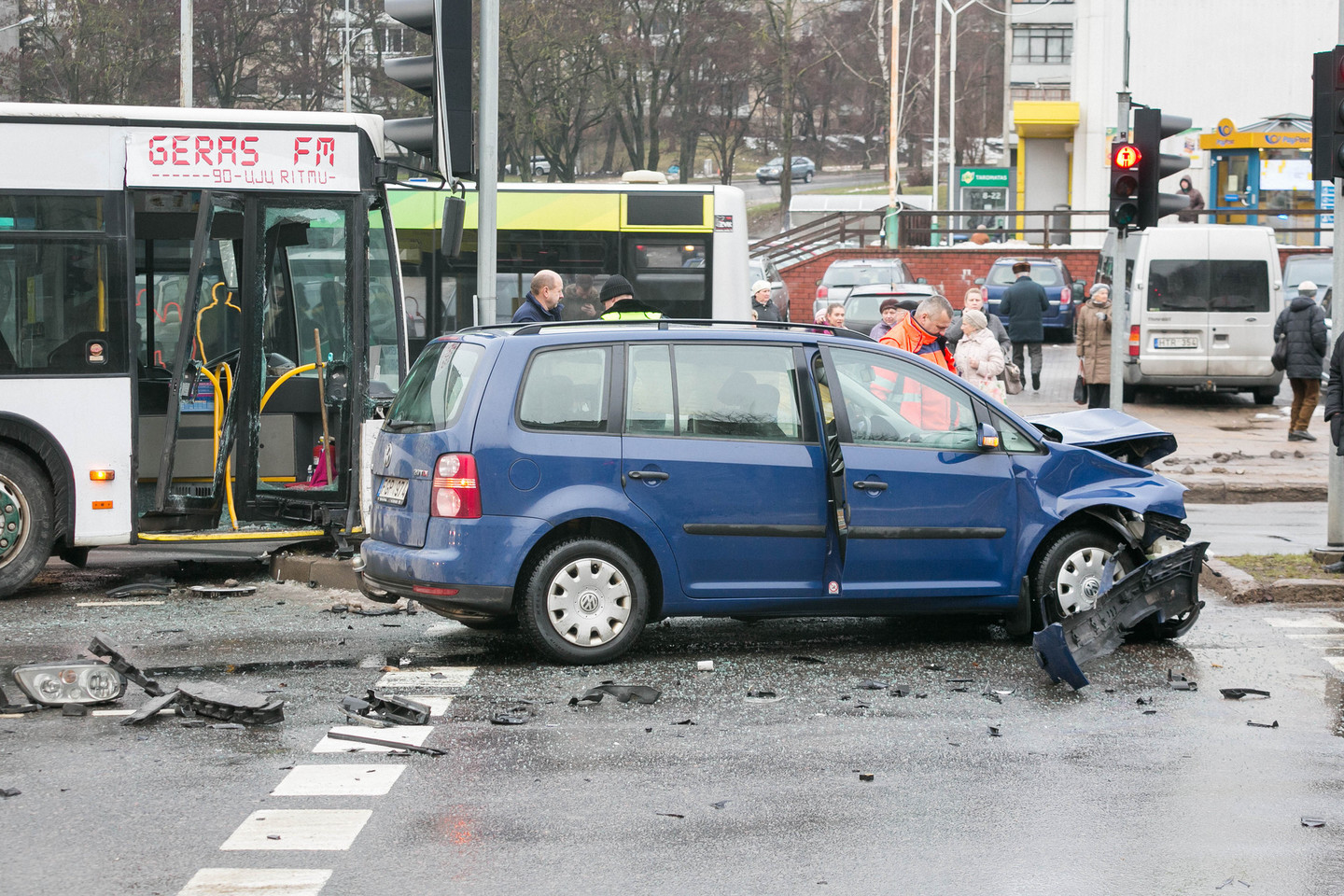 Į sankryžą įskriejęs „Volkswagen“ Vilniuje taranavo autobusą, sužeista moteris.