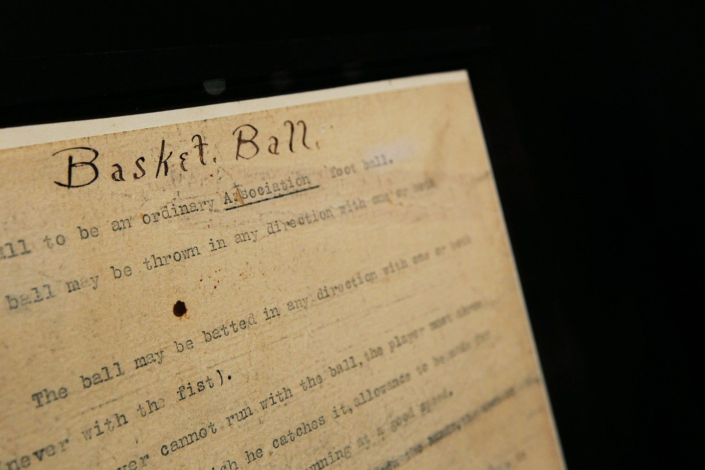 J.Naismithas prieš 125-erius metus atrado krepšinį.